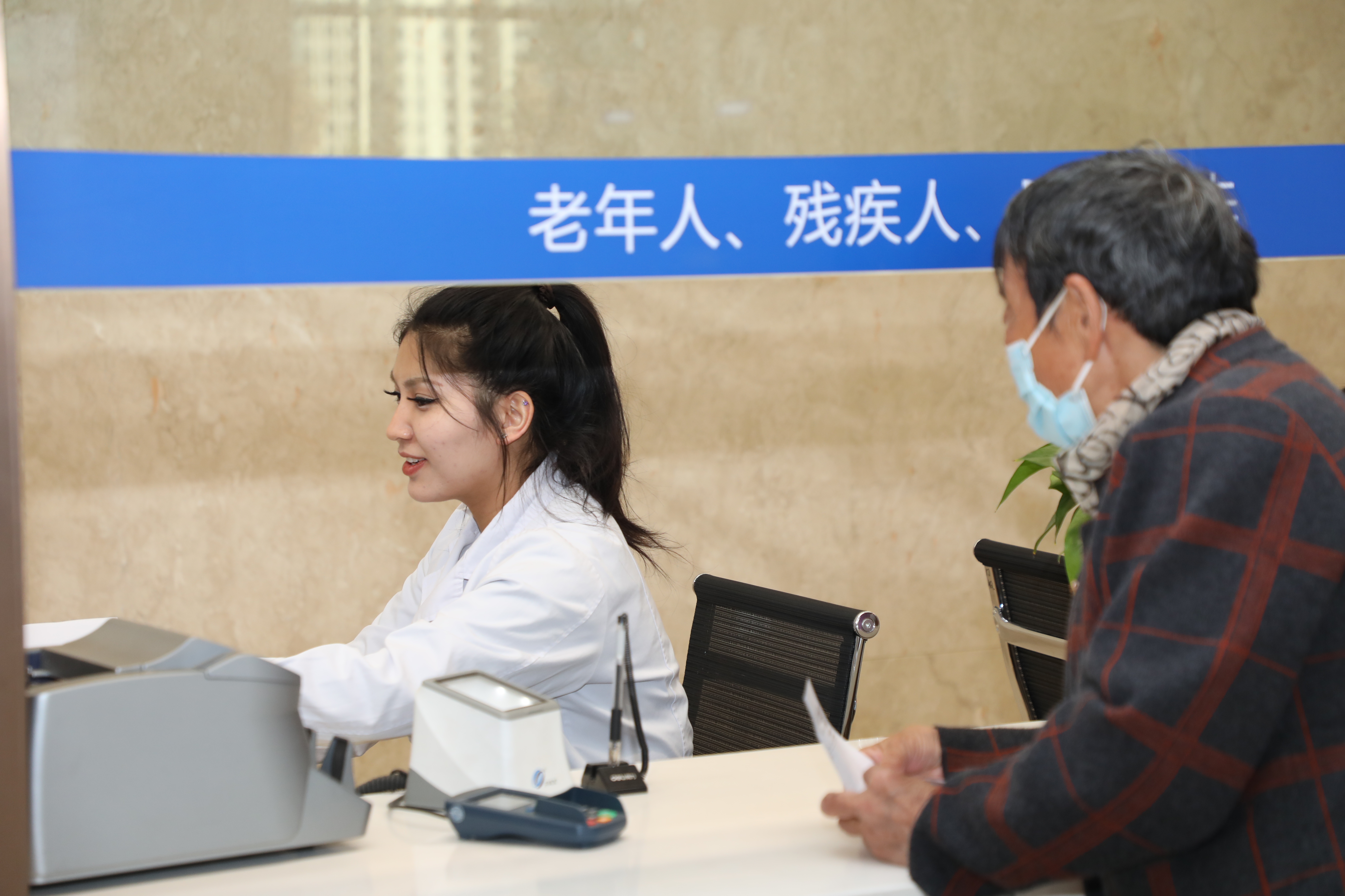 收费小窗口 服务大群众