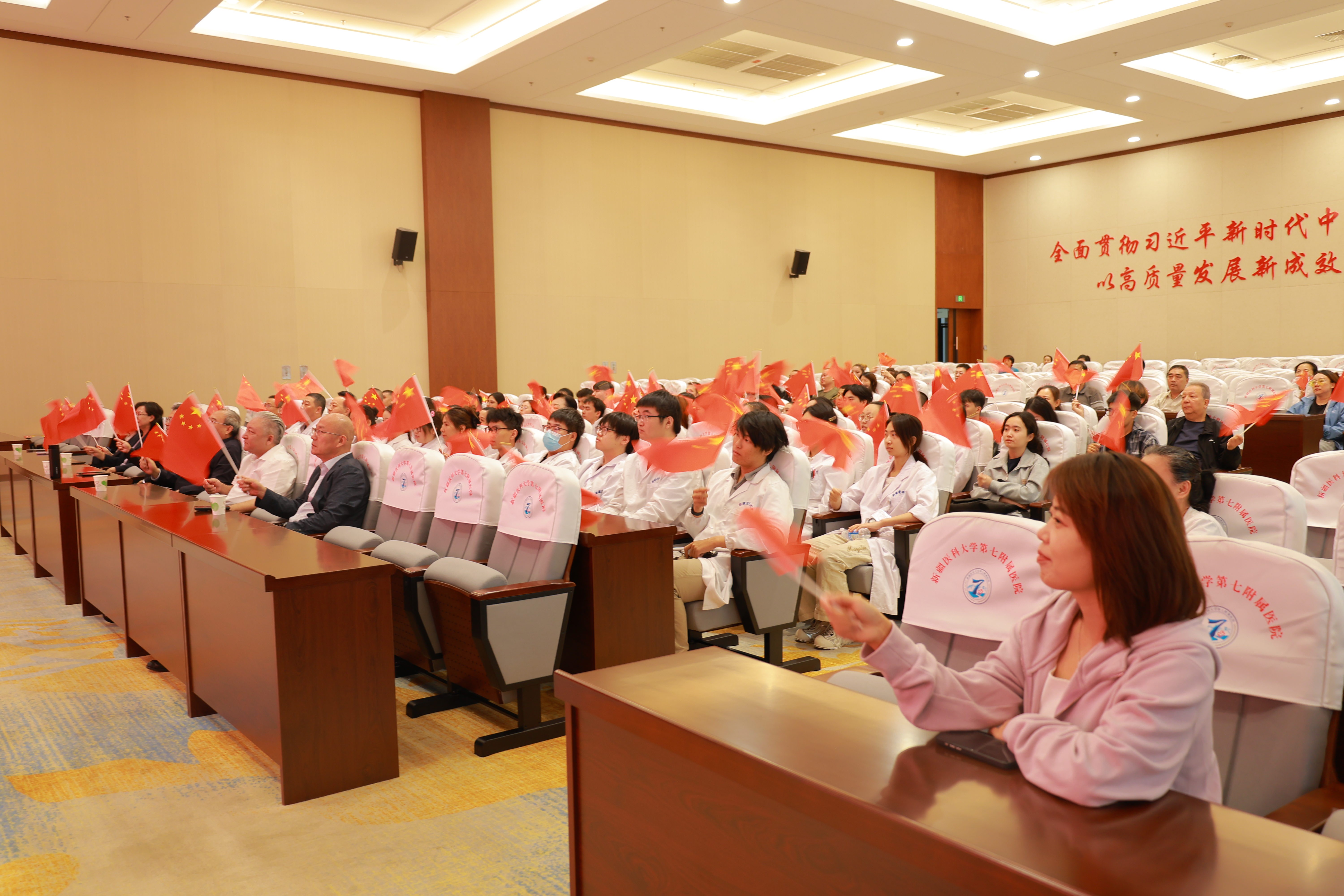 雄师列阵扬国威 白衣天使铸仁心——我院党委组织全院教职工集体观看93阅兵盛况 雄师列阵扬国威 白衣天使铸仁心——我院党委组织全院教职工集体观看93阅兵盛况