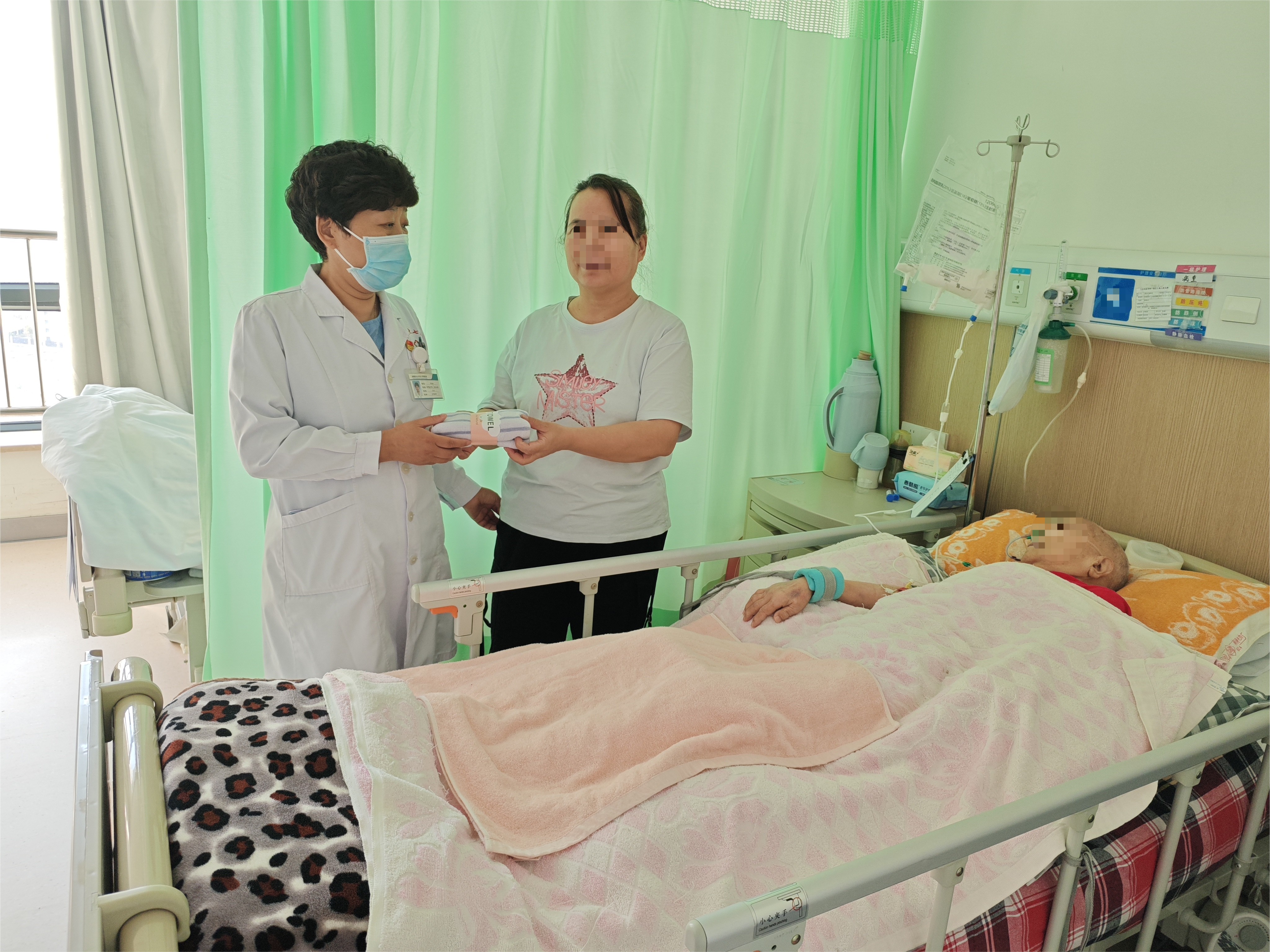 重阳暖情满病房——全科医学科为住院老人送关怀