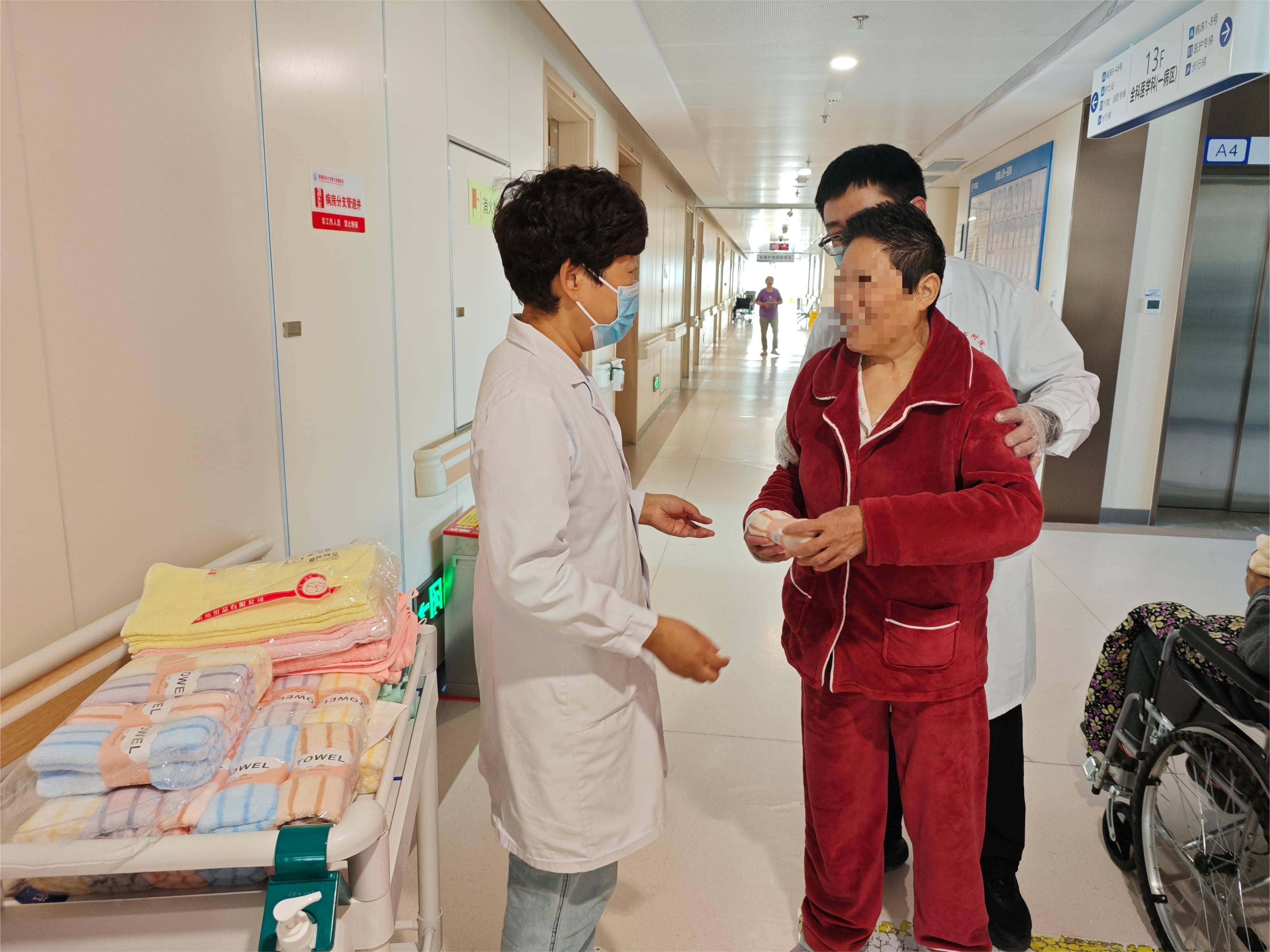 重阳暖情满病房——全科医学科为住院老人送关怀