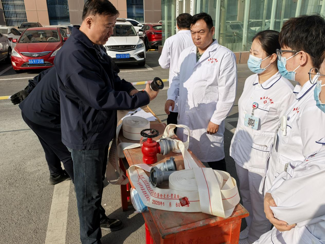 我院保卫科组织全院人员开展“11月消防宣传月”灭火演练