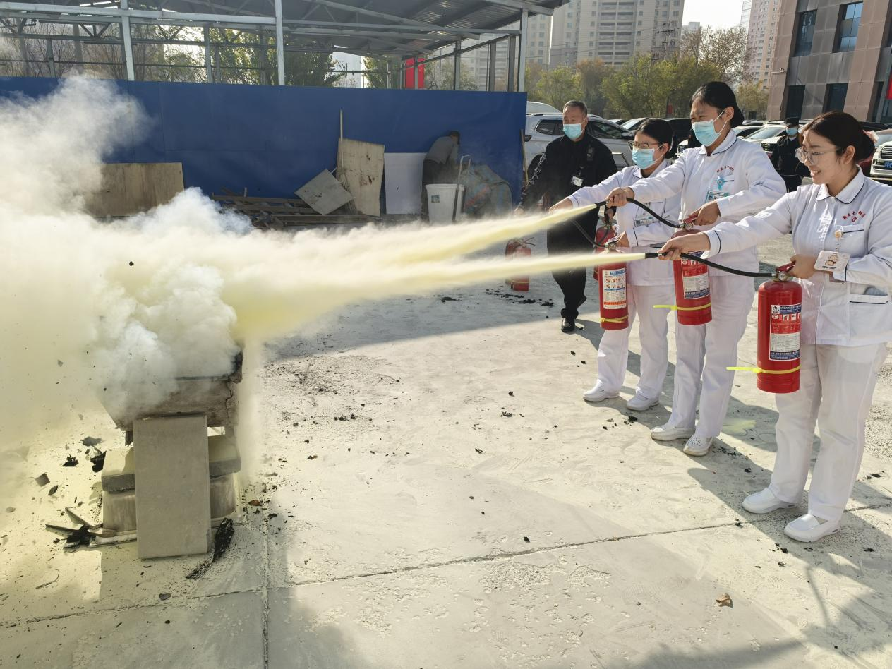 我院保卫科组织全院人员开展“11月消防宣传月”灭火演练